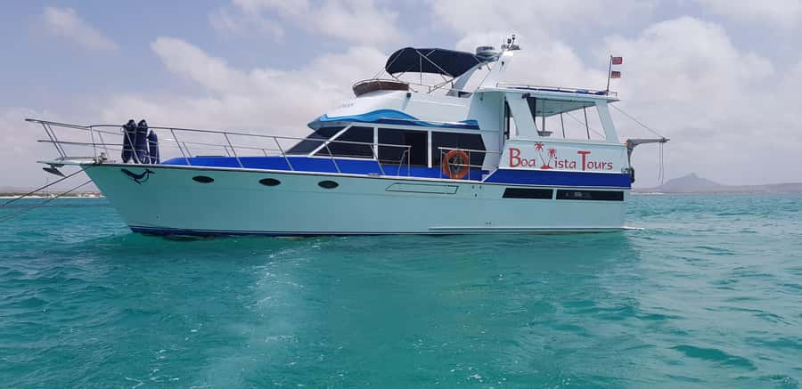 Boa Vista: Motoryacht Trip with Fishing, Snorkel, Beach BBQ - Bottom fishing with no pressure to participate
