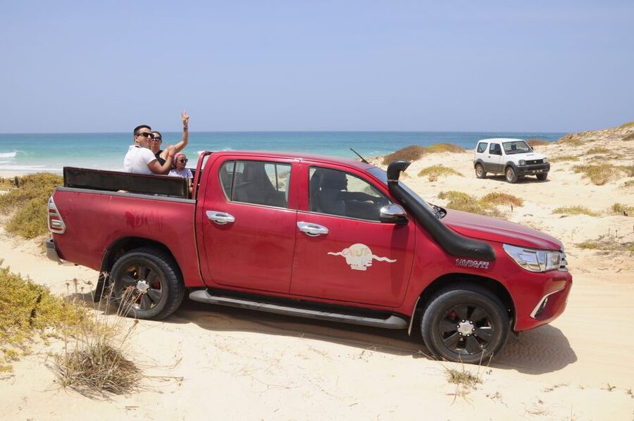Boa Vista: Santa Monica, Dunes, Caves and Village 4x4 Tour - Guides make the short schedule work