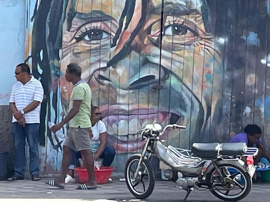 Mindelo City Walking Tour - The arts and crafts market stop