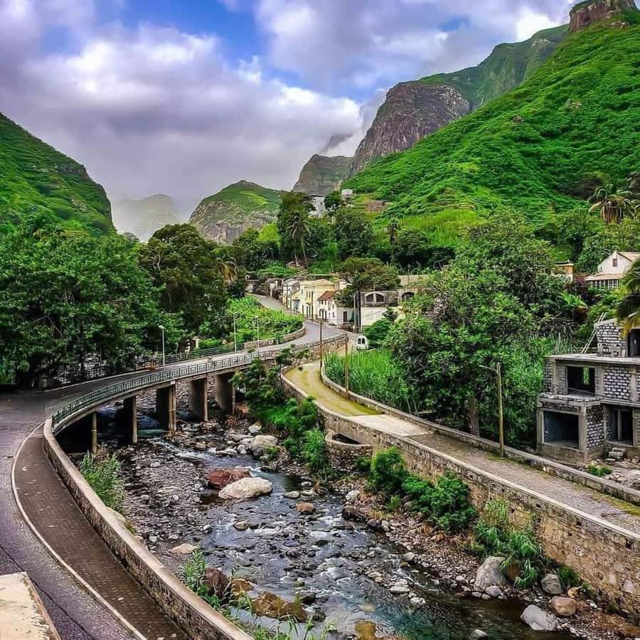 Paúl hike, the green garden - The final stretch: lunch and the Paúl distillery