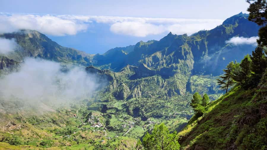 Santo Antão: Hiking Cova Volcano Crater to Ribeira Paúl - Looking down over Paul Valley
